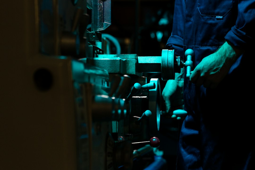 Ingenieur bei der Entwicklung industrieller Systeme