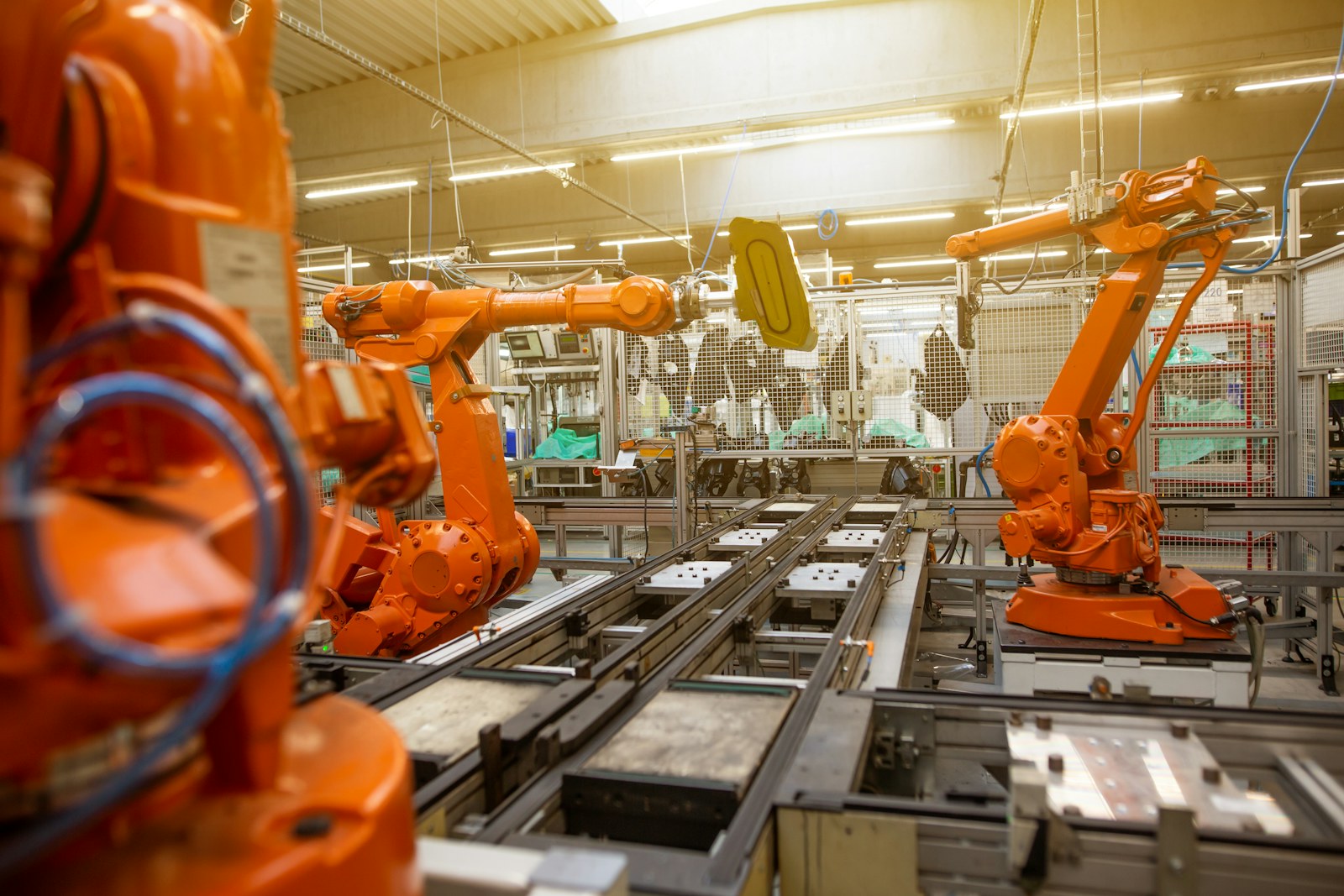 Fotografie einer industriellen Fertigungsanlage mit Robotik